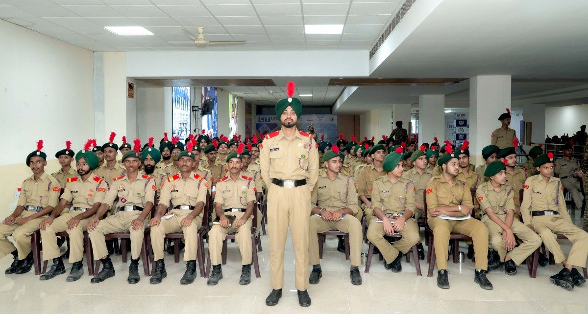 अनुशासन, तकनीक और भविष्य का मार्गदर्शन: 99 यूपी बटालियन एनसीसी शिविर का निरीक्षण
