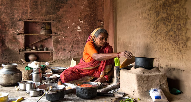 एलपीजी कवरेज का सच: कनेक्शन तो बढ़े, लेकिन रसोई में अब भी सुलग रही है लकड़ी