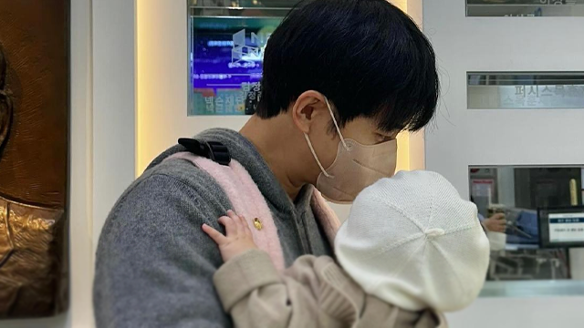 Lee Seung Gi Unggah Foto Bersama Bayinya untuk Pertama Kali